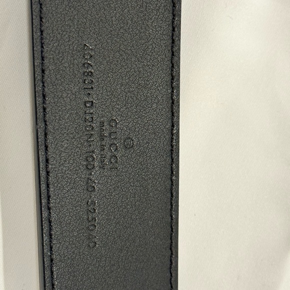 Gucci Belt
Black Leather
Silver-Tone Hardware
Peg-In-Hole Closure
Size 100 - Picture 4 of 5